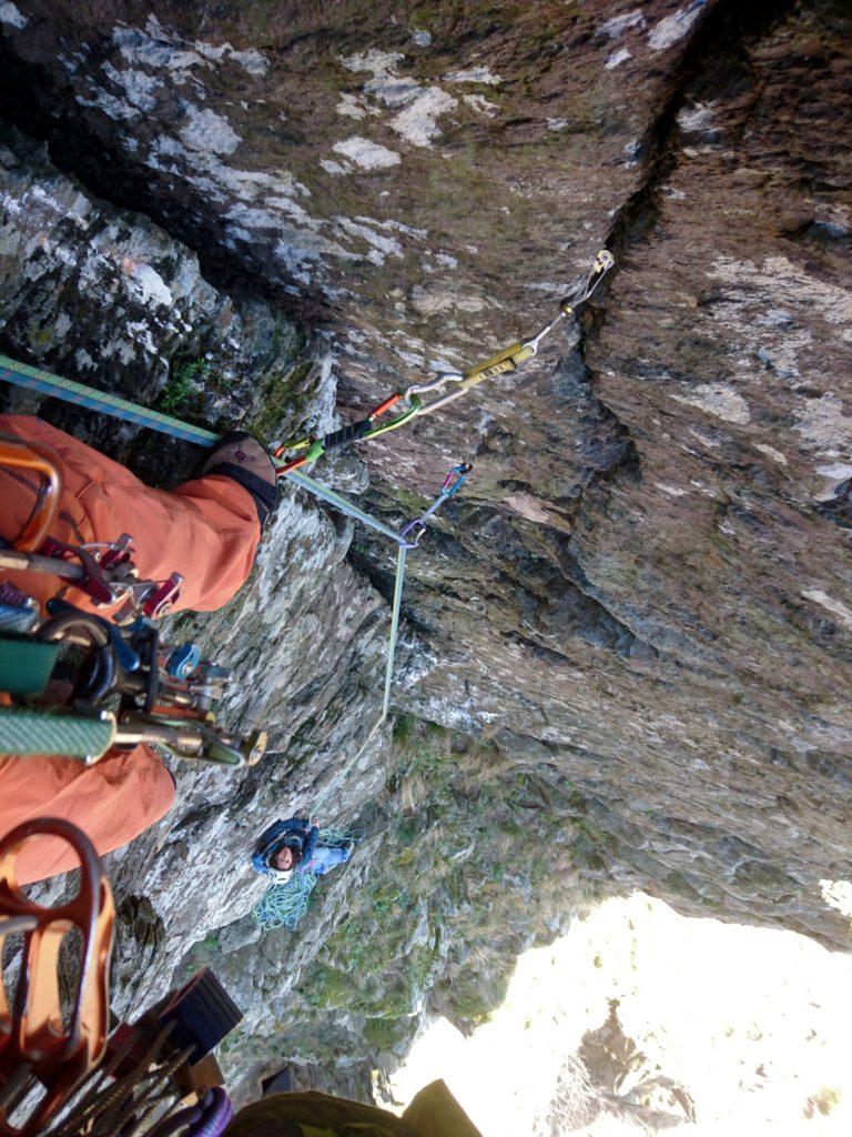 superati i primi metri del diedro sembra che il tiro si ammorbidisca... ma c'è ancora un passo delicato