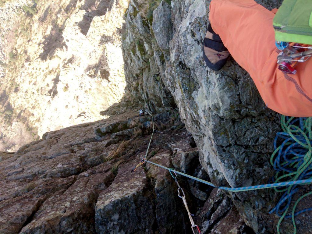 in sosta sulla cima del diedro, in una specie di nicchia