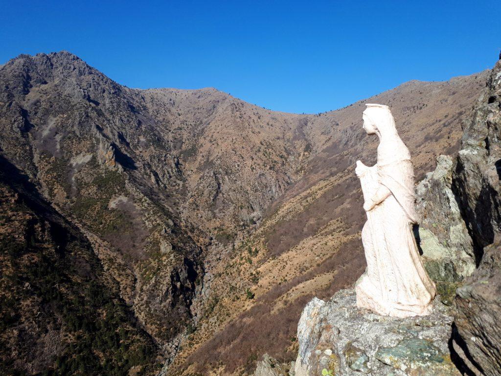 la madonnina di vetta, che guarda la valle del Rio Baiardetta