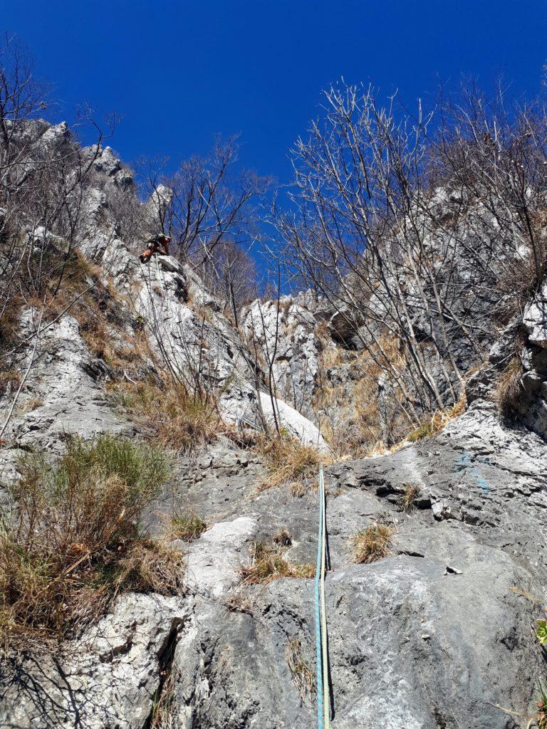 qui attacca la Via 50° CAI (c&#039;è una freccia blu sulla parete)