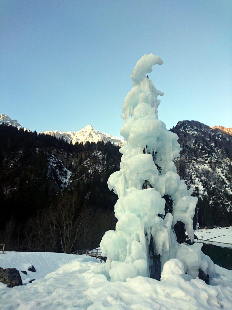 arrivati al parcheggio di Valcanale, accanto al Laghetto troviamo questa buffa scultura di neve, scolpita dal rigelo notturno