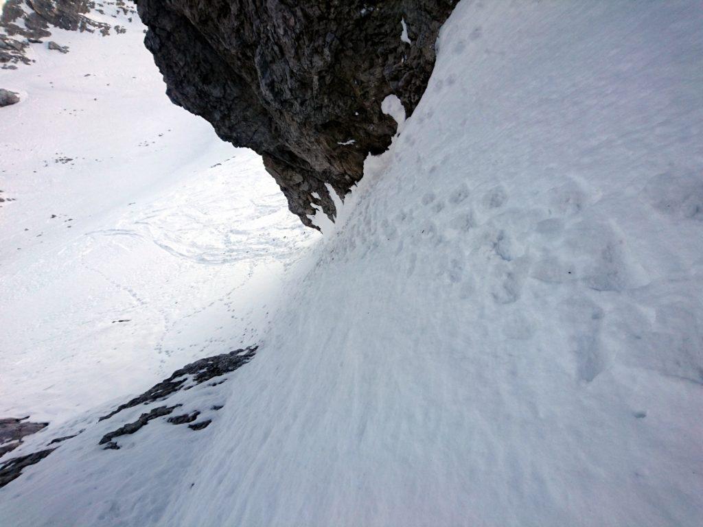 I primi metri del canale visti da monte. Ripido ma con neve solida e anche ben battuto