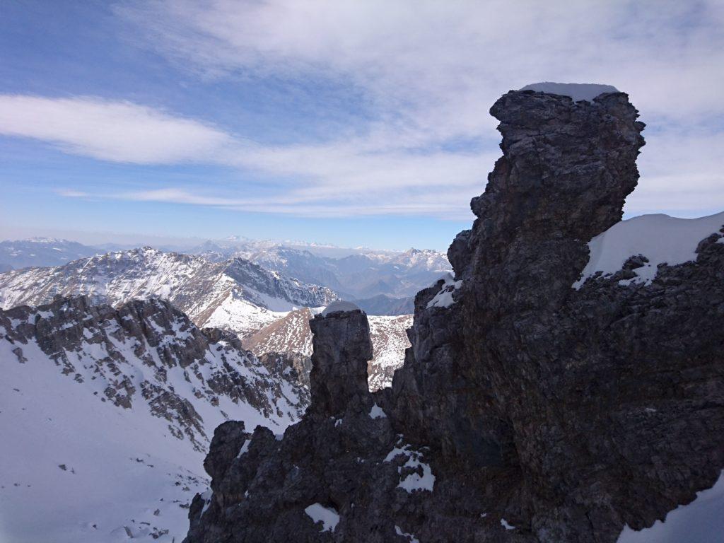 Vista della formazione rocciosa che delimita il canale