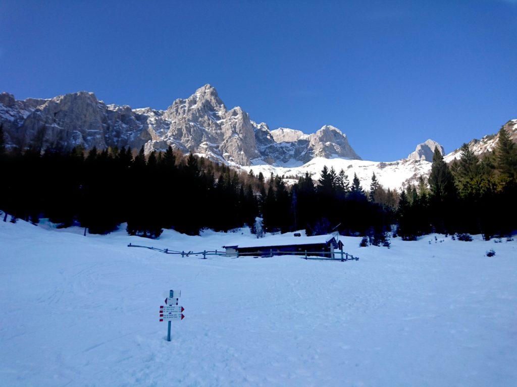 Baita Bassa di Vaghetto: come si vede di neve ce n&#039;è! A sinistra la valle che porta a Cima del Fop, all&#039;orizzonte il Passo di Corna Piana