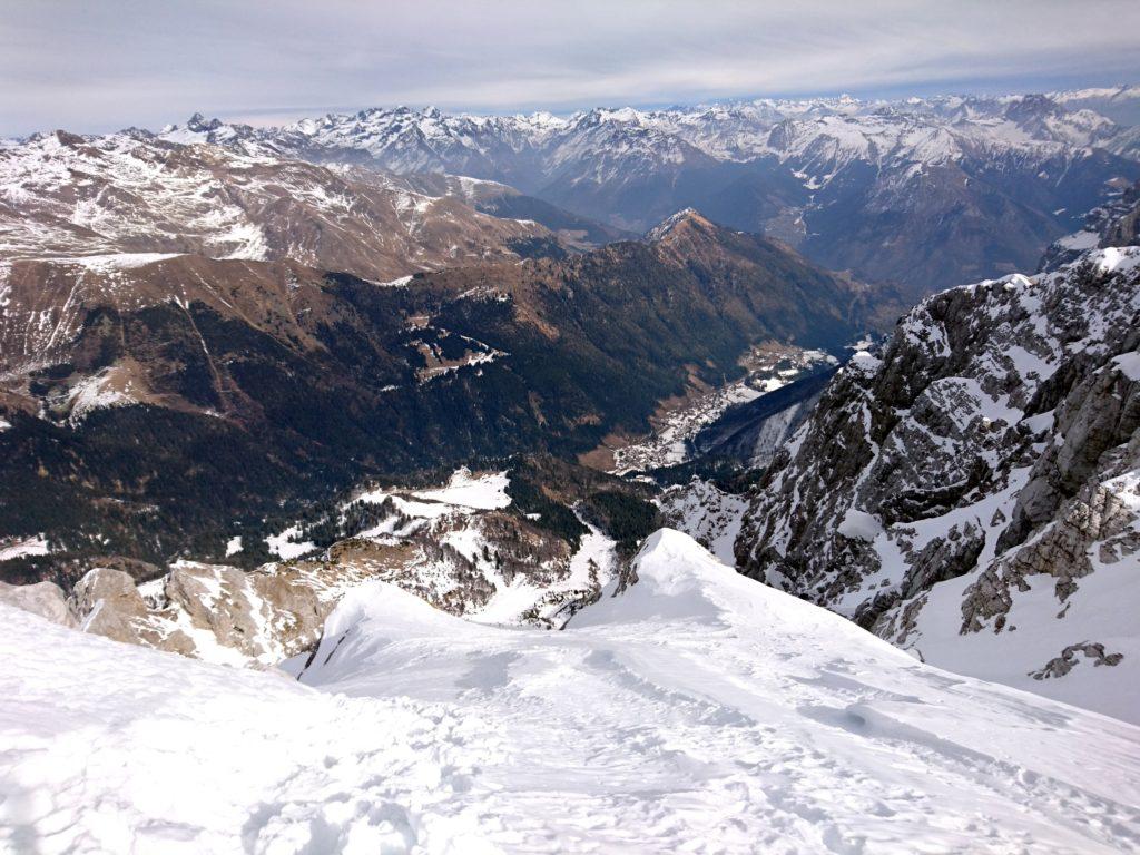 Una volta usciti in cresta, si ha questa splendida vista su Valcanale e sull'arco alpino