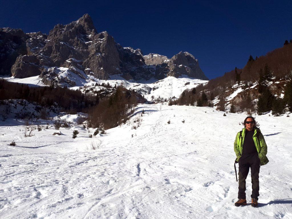 Gabri con il pendio di salita e l'Arera sullo sfondo