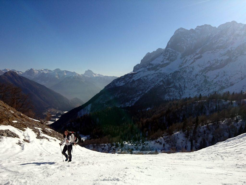 si risale verso il Passo, in una giornata dalle temperature quasi primaverili