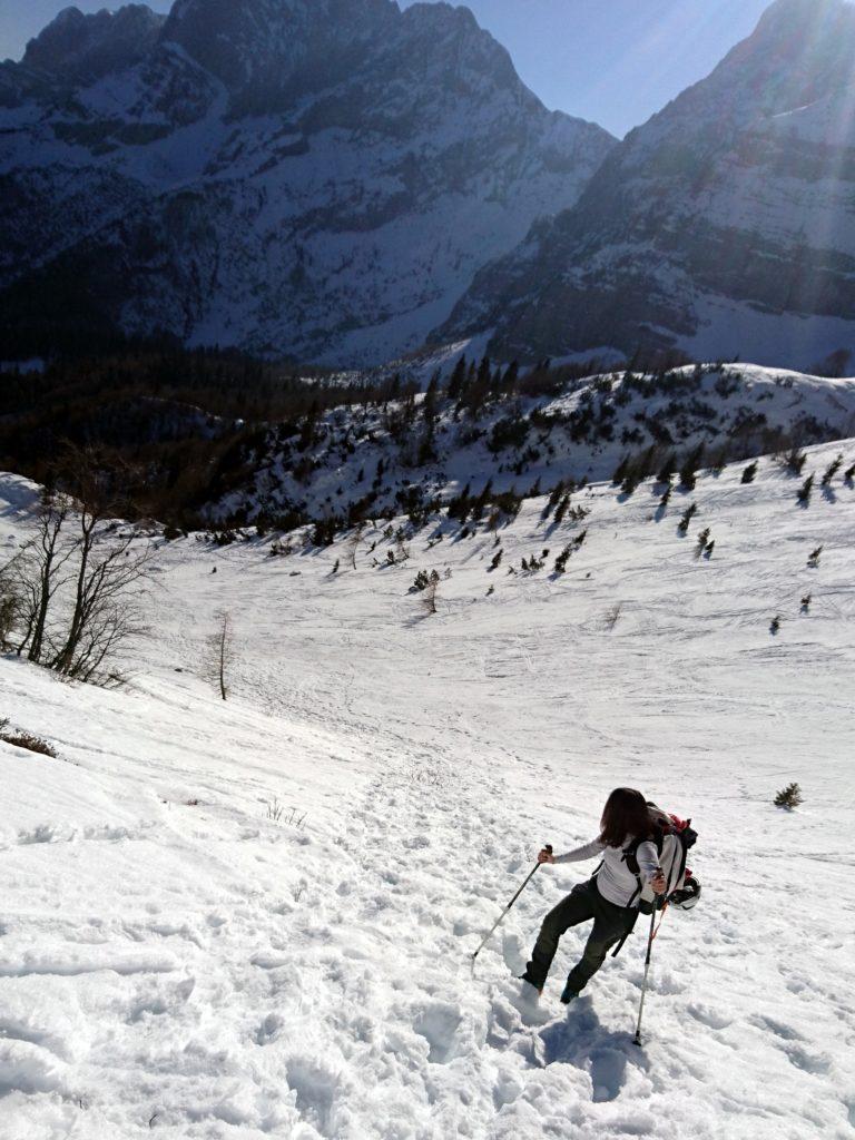 si affrontano pendenze a tratti più marcate: il percorso è battuto da scialpinisti e alpinisti