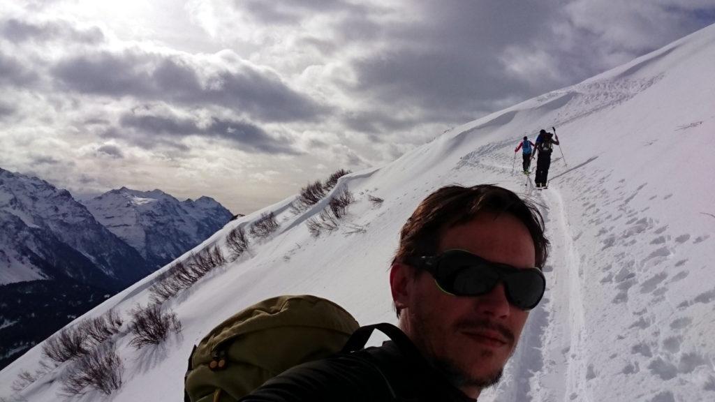 Selfie sul breve traverso al termine del primo muro con il bel cielo sullo sfondo