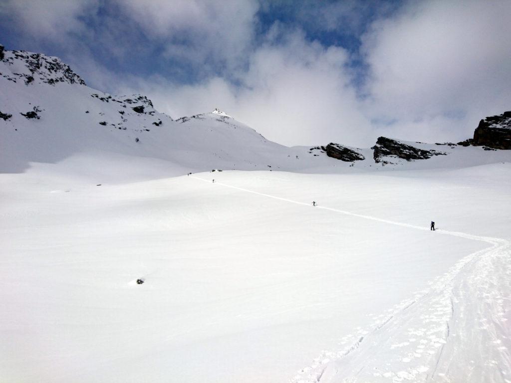 Al termine del traverso si arriva su un semi piattone da cui si inizia a vedere la nostra cima