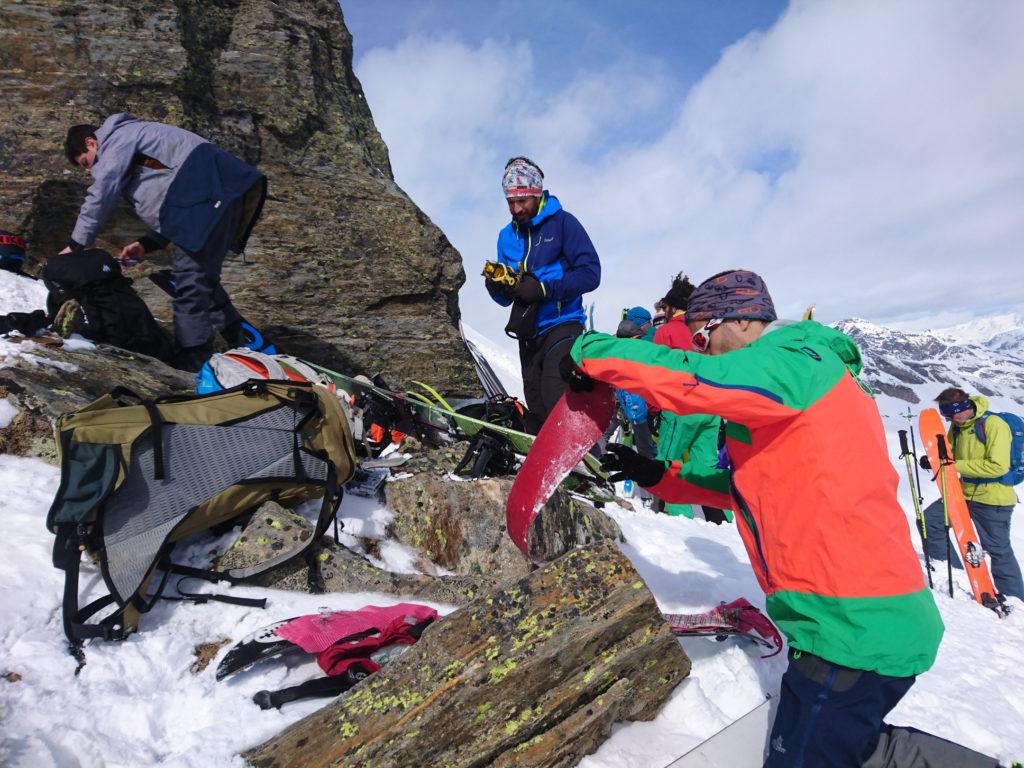 Dopo una bella sfacchinata arriviamo 50mt sotto la cima e ci fermiamo per togliere le pelli preparando la discesa