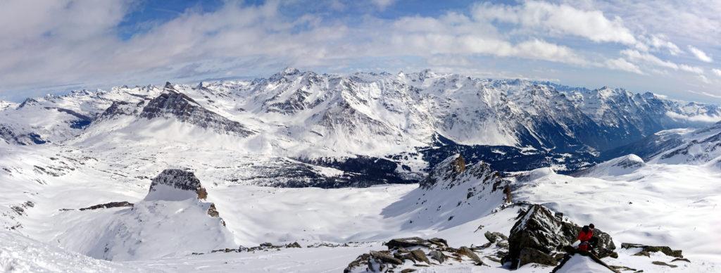 Lo splendido panorama del San Bernardino si apre sotto di noi