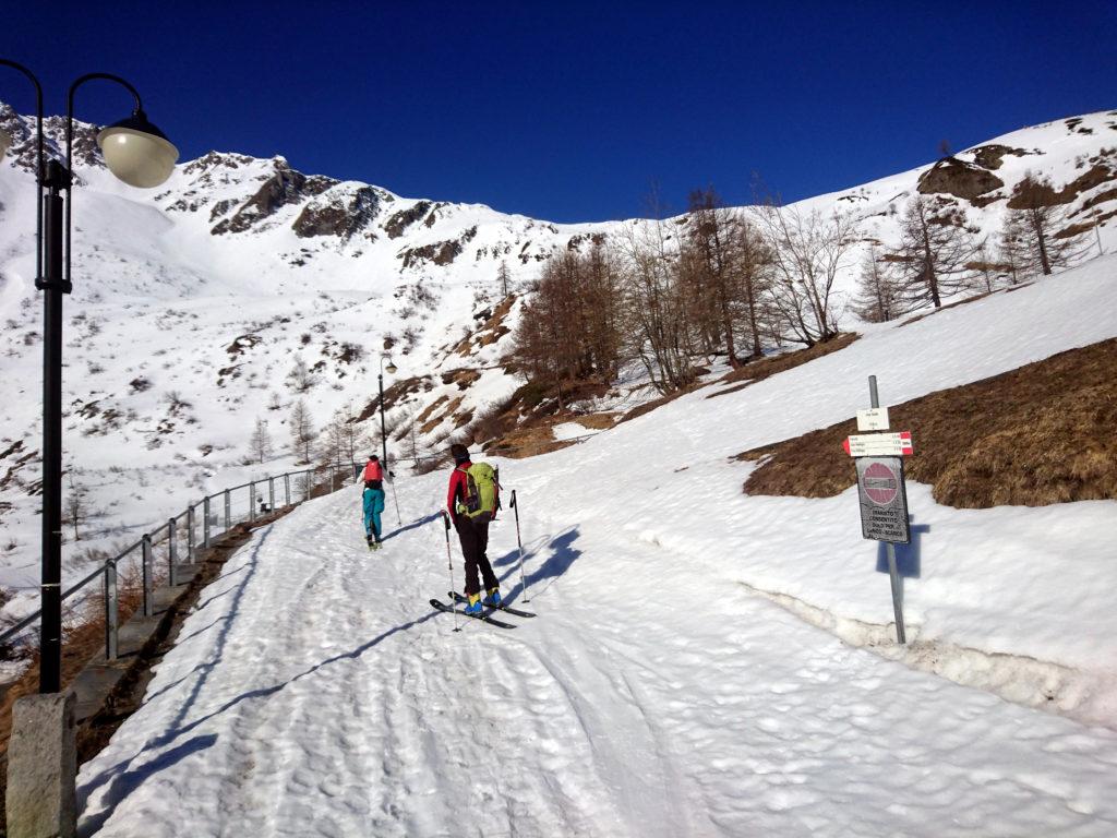 Si parte dall&#039;alpe Stafel, poche centinaia di metri prima del grande parcheggio di Riale