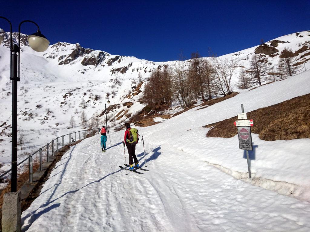 Si parte dall'alpe Stafel, poche centinaia di metri prima del grande parcheggio di Riale