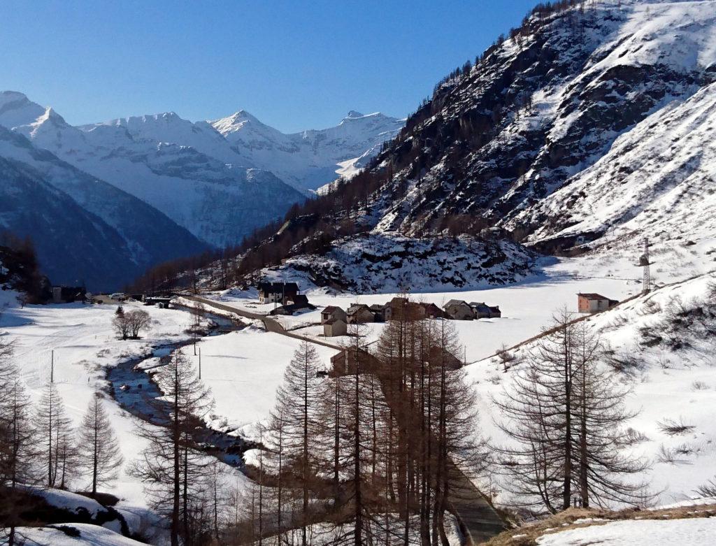 Le belle casette del villaggio a monte delle cascate del Toce viste dalla salita