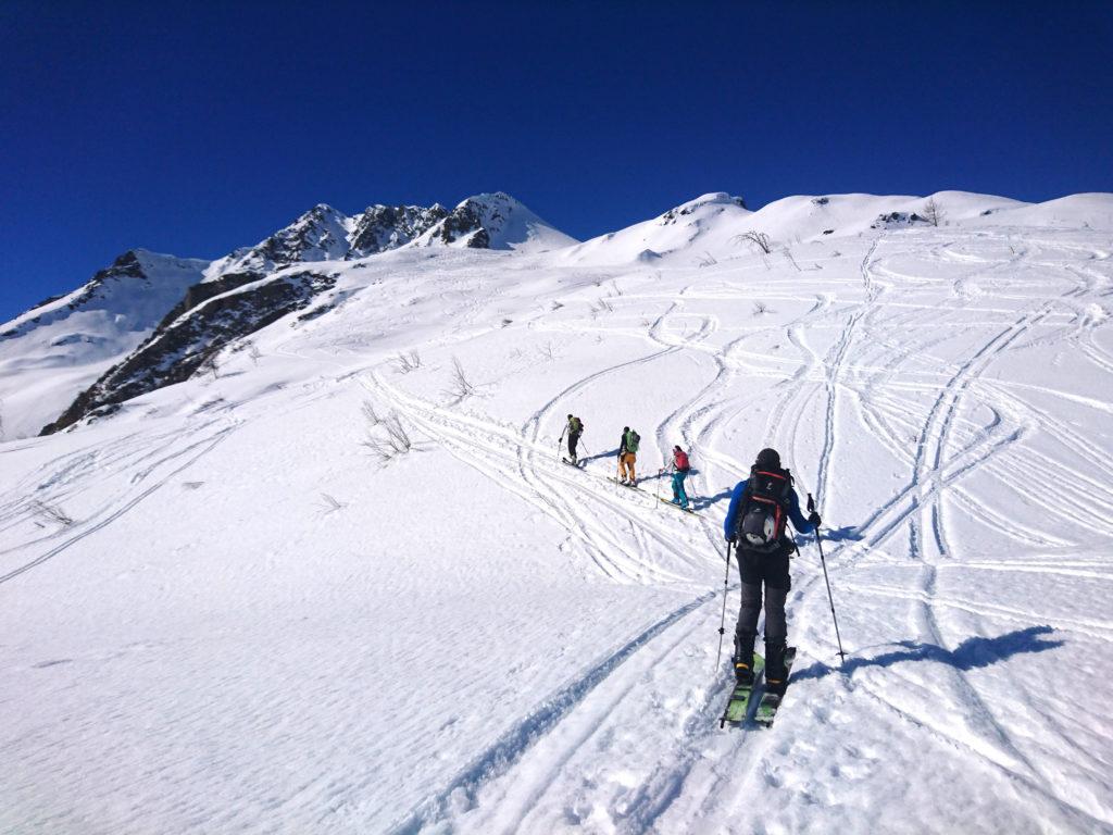 Da qui si punta verso la montagna più alta sullo sfondo che andrà aggirata sulla destra