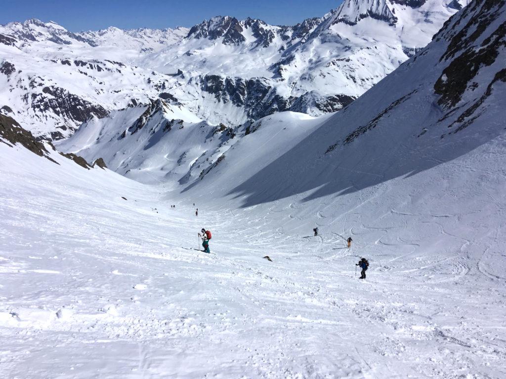 La risalita del lungo vallone e lo splendido panorama della val Formazza sullo sfondo