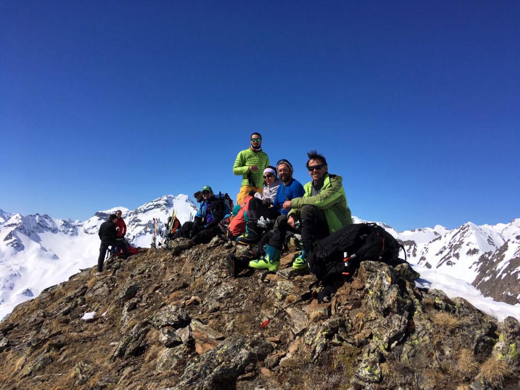 Il gruppo in vetta! Il lato sud della cima è spelato dal sole