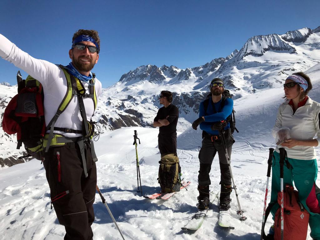 Il gruppo rifiata prima di affrontare il traverso che porterà al pendio finale