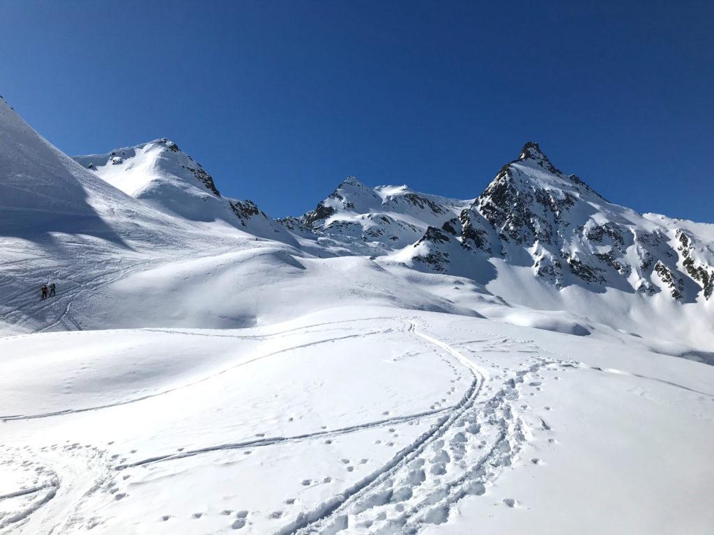 Da qui la neve è davvero splendida e il corno roccioso di Nefelgiù fa la sua porca figura