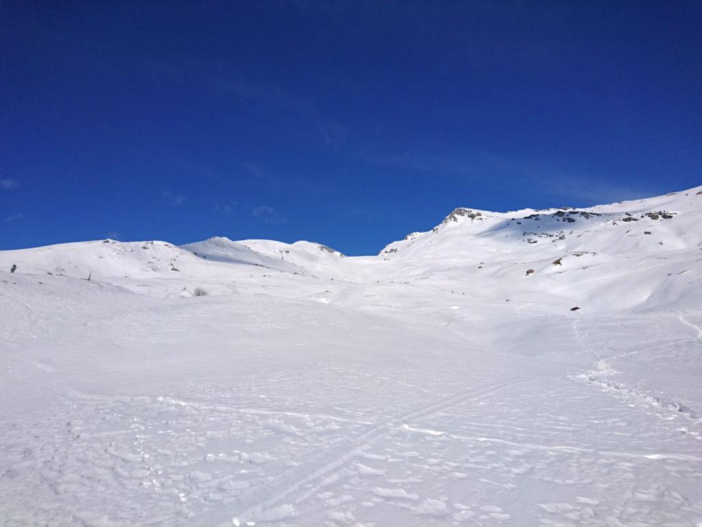 Dopo il primo tratto si arriva in questa lunga ed ampia valle che va risalita fino in fondo