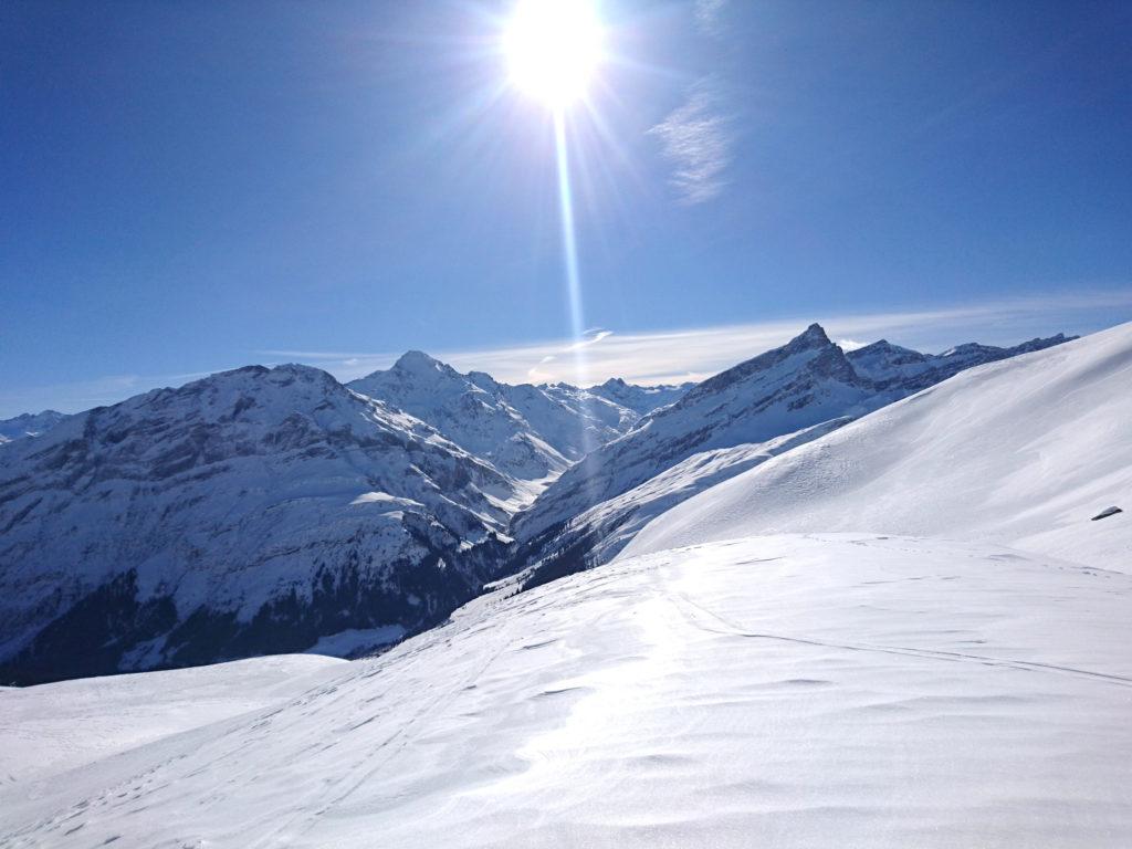 La giornata è splendida ma fa il giusto fresco. La neve terrà benissimo