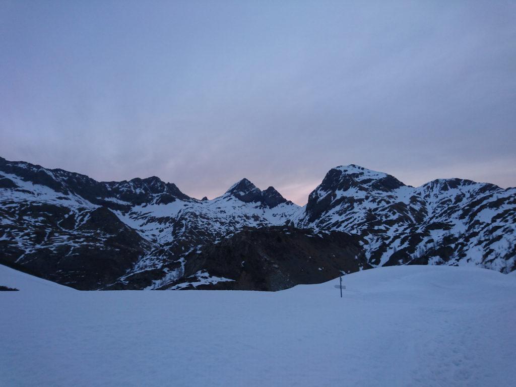 Dopo un'ora e mezza arriviamo in vista dei Diavoli e del Grabiasca con le prime luci dell'alba