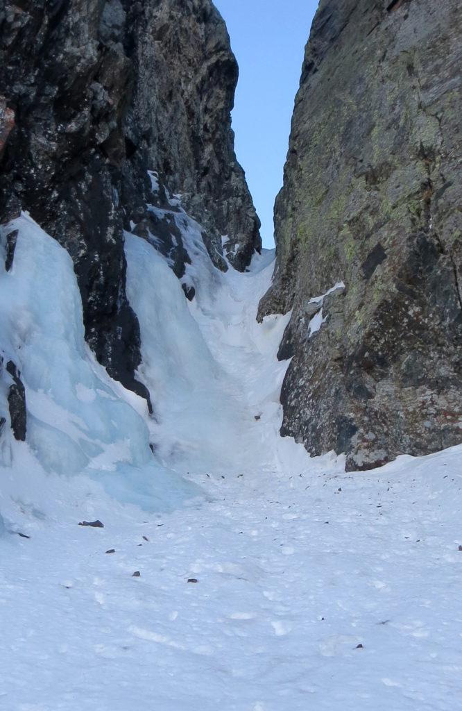 Eccoci alla base della goulottina da cui attacca il canale nord-ovest. Pendenza massima 80°