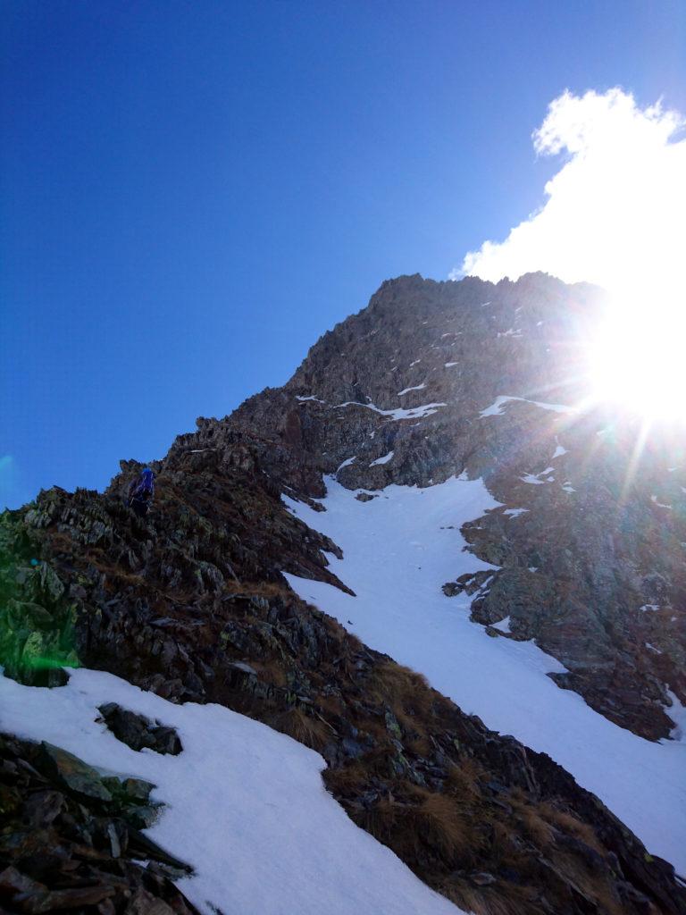 Ci troviamo così di fronte a questa cresta rocciosa. Guardandola decidiamo che si può provare a fare