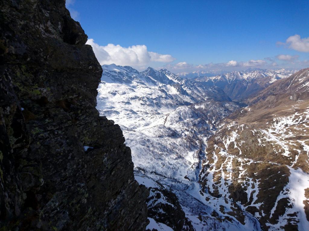 Lo splendido panorama sotto di noi dalla cresta che stiamo percorrendo