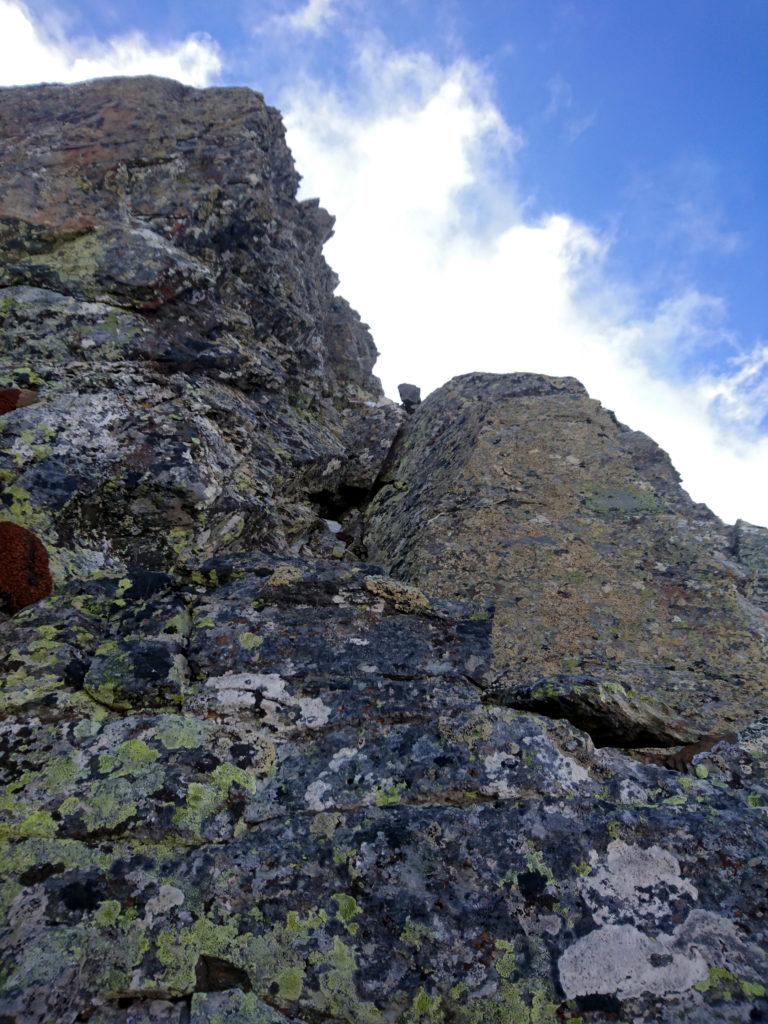 Cerchiamo la strada più agevole sfruttando il più possibile i diedri visto che siamo con i ramponi ai piedi