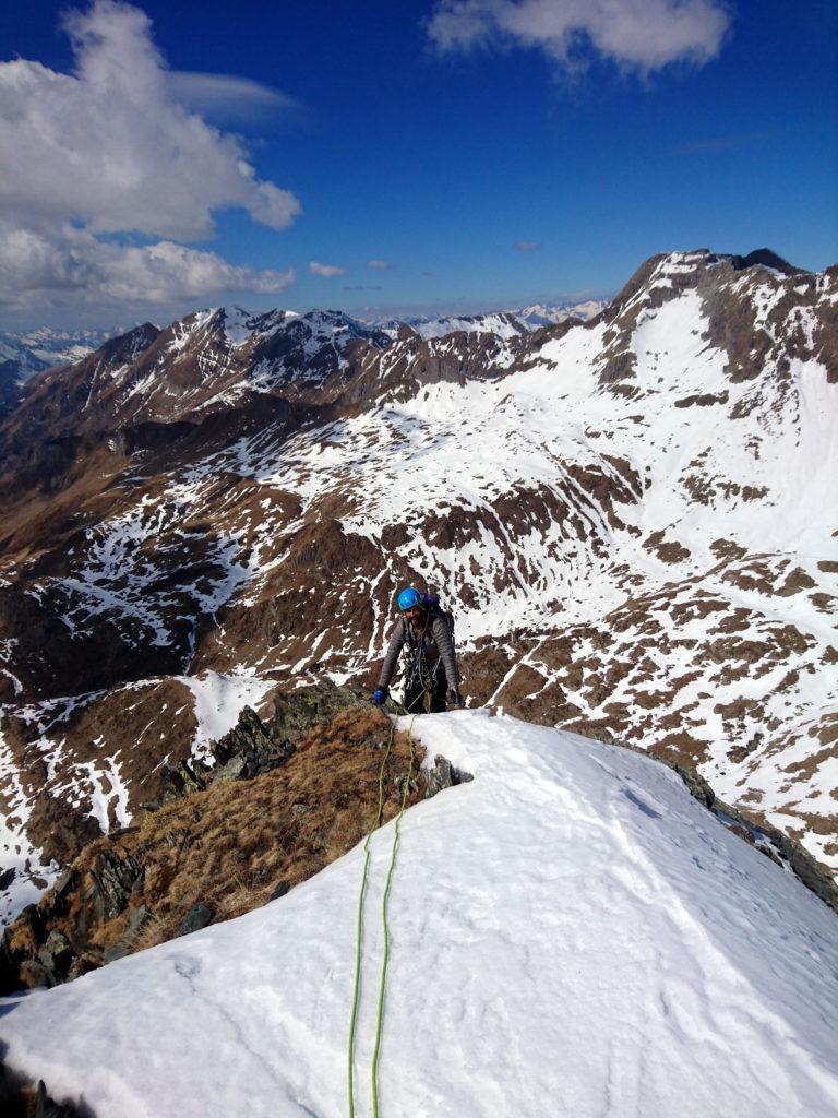 Dopo un'oretta e mezza di arrampicata in conserva sbuchiamo su questo terrazzino. Le difficoltà sono terminate!