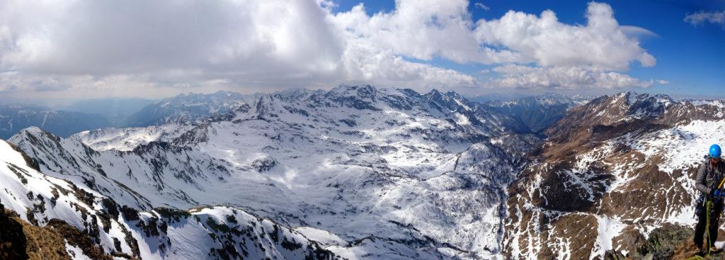 Lo splendido panorama sotto di noi. Eh.....niente male!! ;)