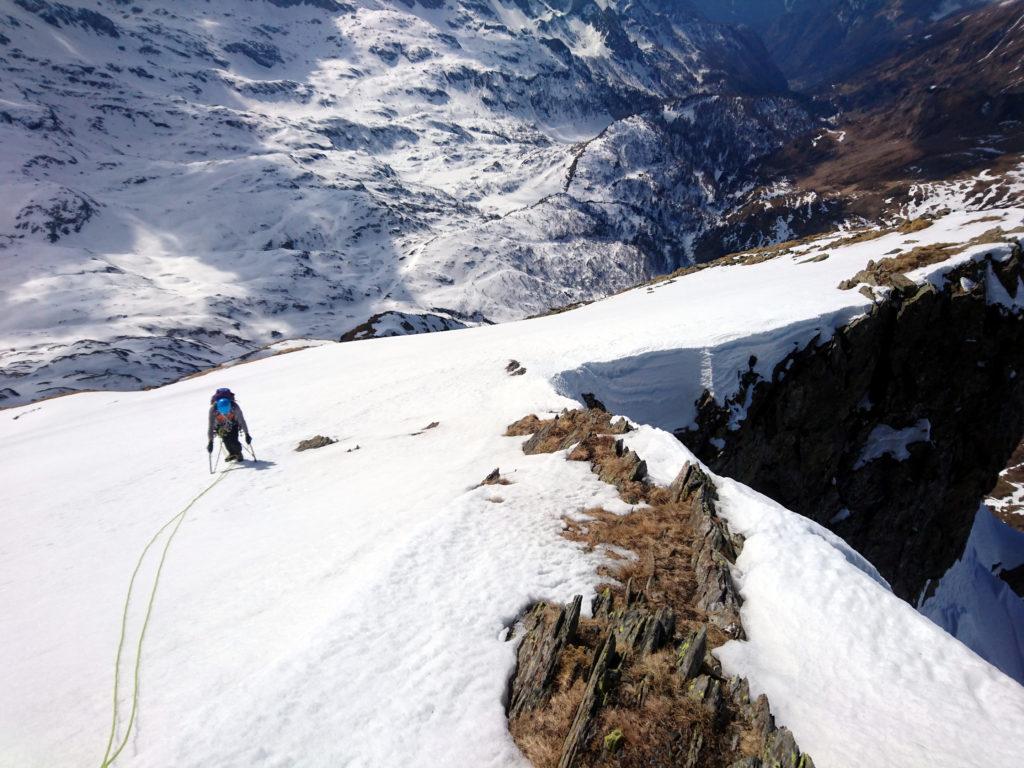 Seguendo la cresta in direzione della cima si vede questo bel salto nel vuoto che fa la sua scena