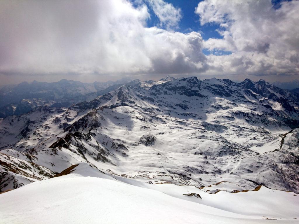 Da qui taglieremo a destra seguendo i pendii nevosi fino ad un certo punto in cui bisogna tagliare dritto per erba