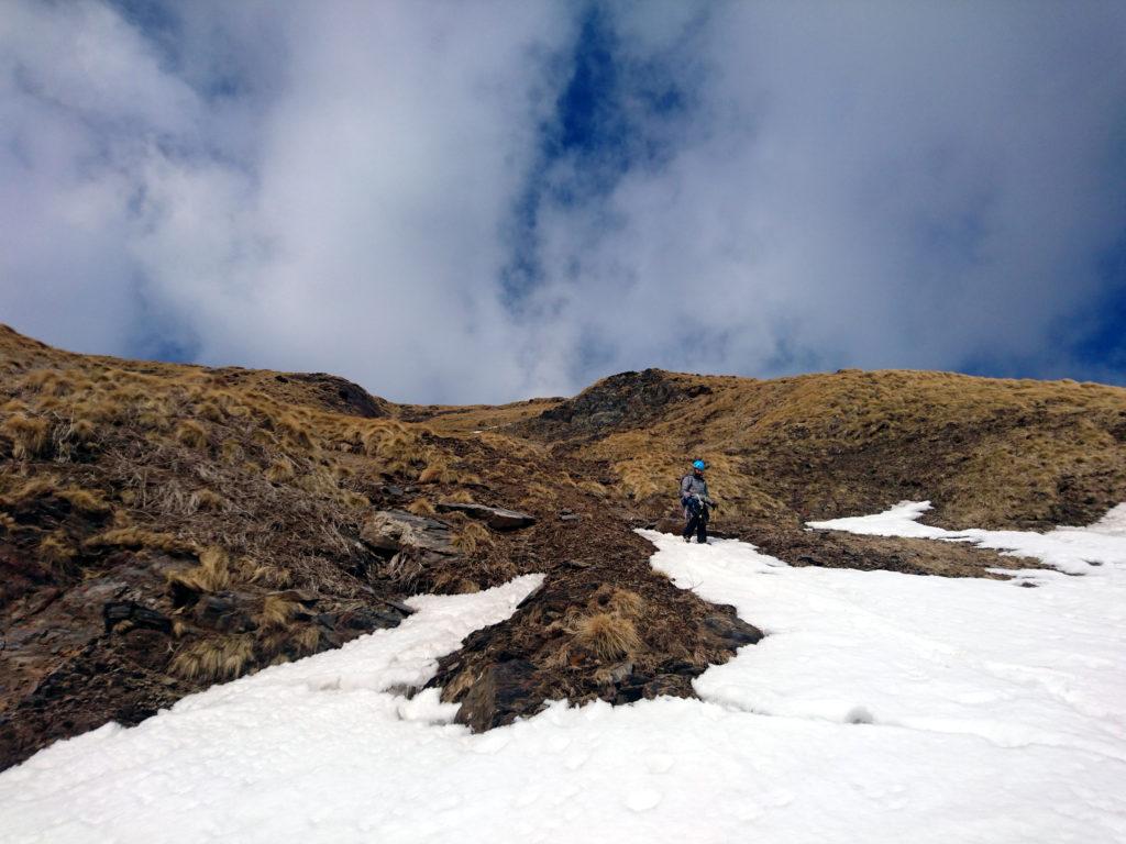 Il Niggah al termine del ripido pendio erboso (anche se non sembra) mentre riguadagna la neve del canalino finale