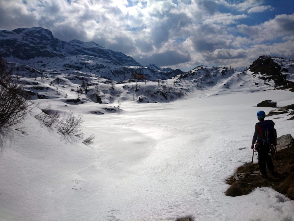 Il Calvi ci riappare come un miraggio oltre il lago innevato. Siamo belli stanchi ma gli ultimi 8km sono su strada e quindi si va! Bellissima gita!!