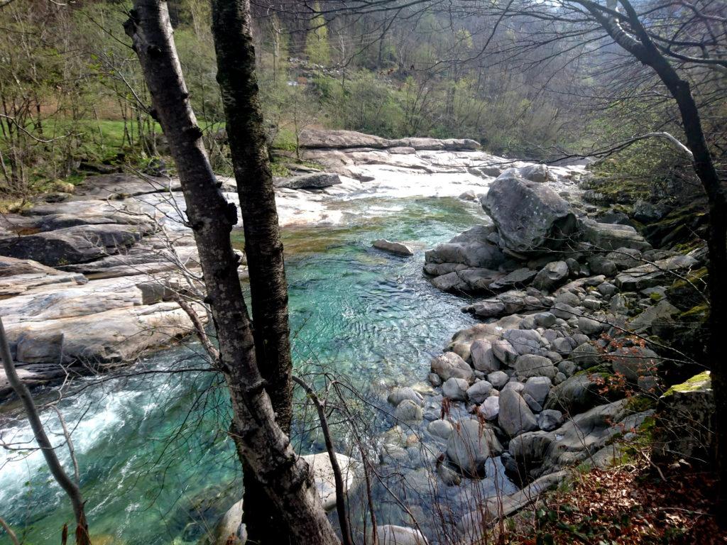 Iniziamo a camminare verso nord e il torrente regala splendidi scorci