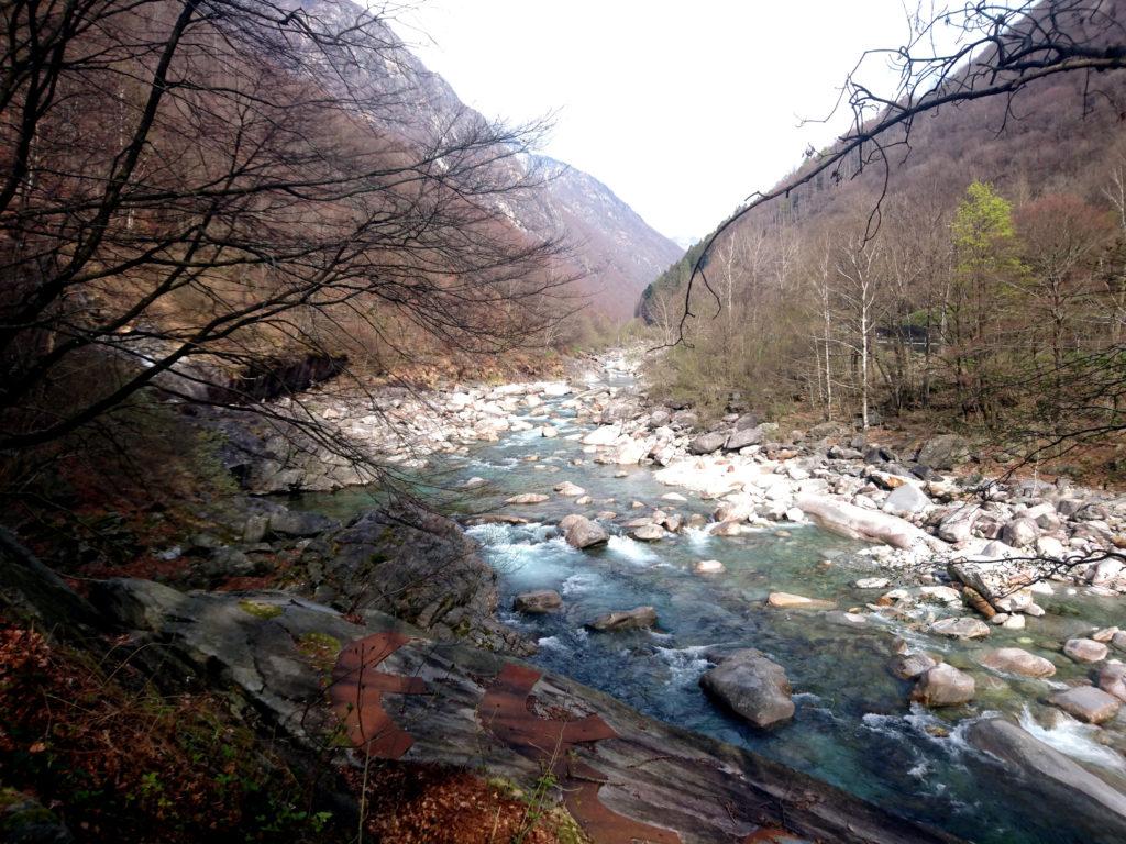 sul sasso una delle installazioni del sentiero per l'arte. Questa si gode meglio dal lato opposto del torrente