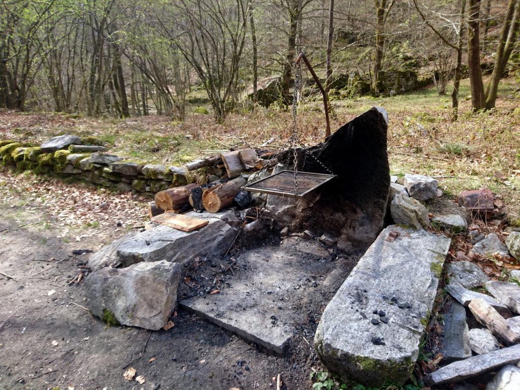 zona barbecue allestita a pochi metri dal torrente