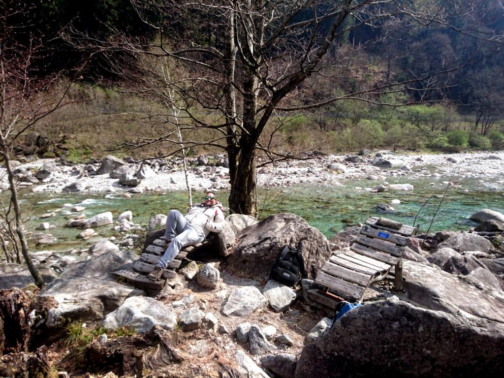 e qui andiamo oltre! Addirittura le chaise longue in legno vista cascata e col torrente dietro!