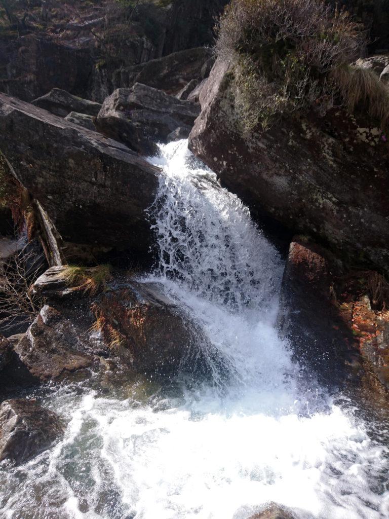 il potente getto della cascata proveniente dall'affluente laterale