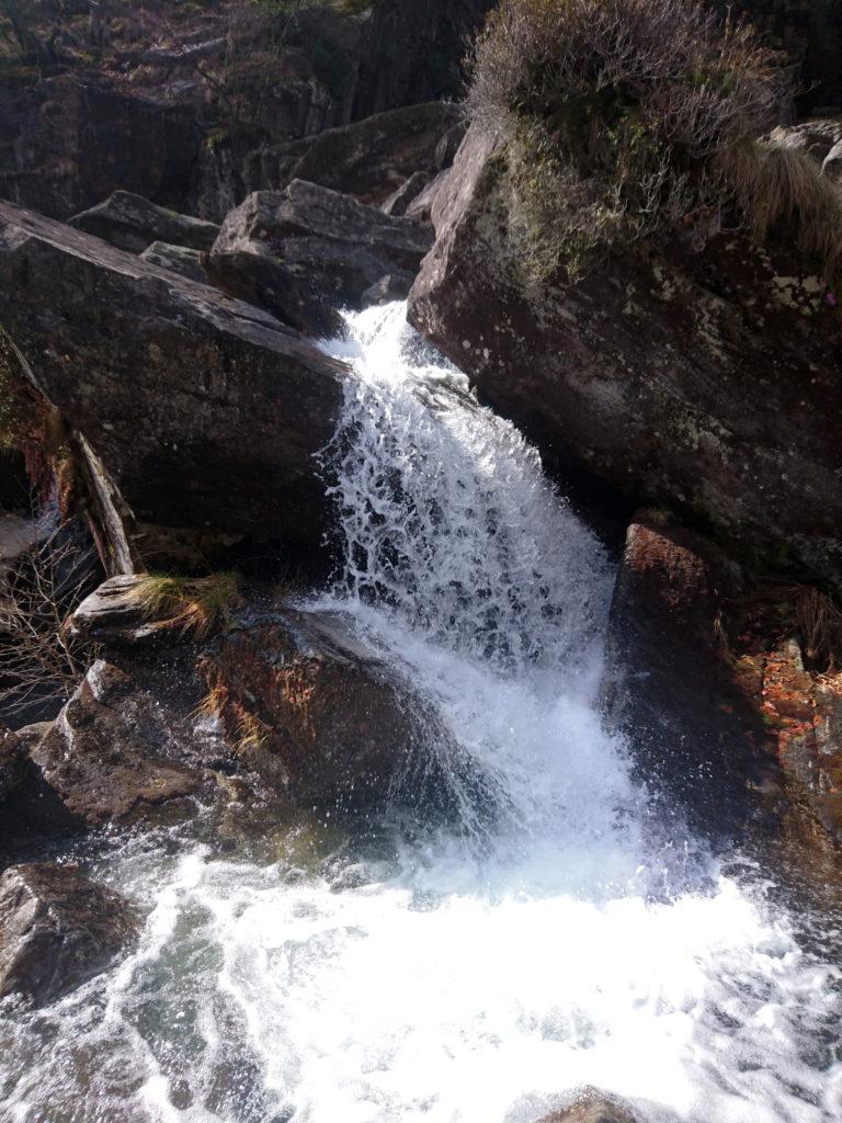 il potente getto della cascata proveniente dall&#039;affluente laterale