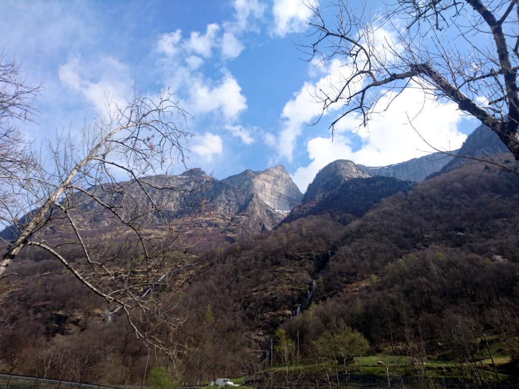 la spettacolare parete sud del Poncione d&#039;Alnasca su cui si sviluppano molto vie d&#039;arrampicata famose