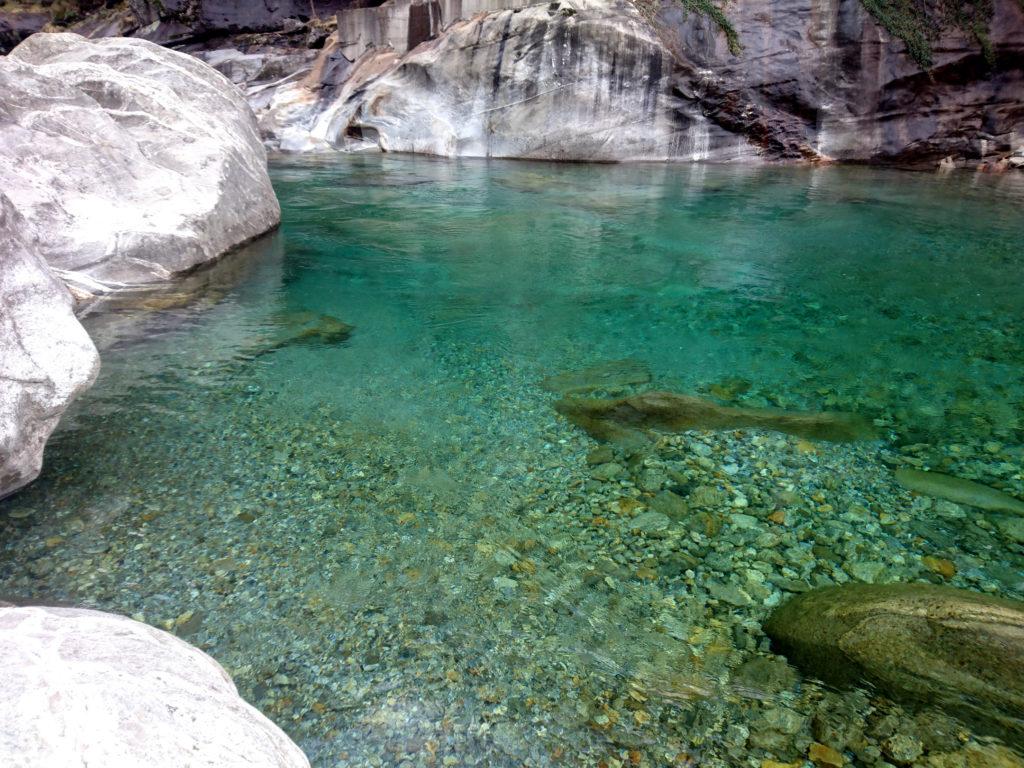 Questa è l'enorme pozza sotto al ponte di Brione. Uno spettacolo!