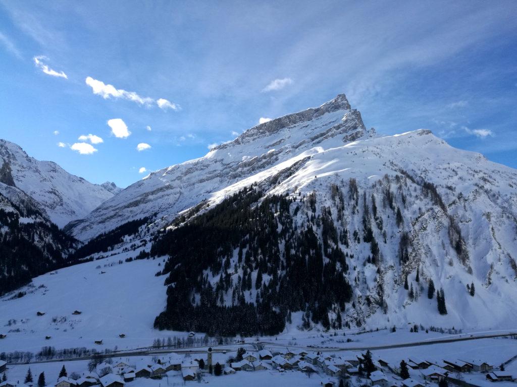 Dalla parte opposta della valle, la bastionata del Piz Uccello