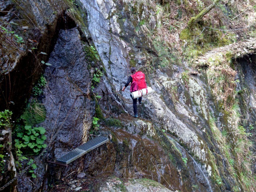 lungo il sentiero si trovano tratti attrezzati con mensole e catene (e va bene così dato che le rocce sono spesso bagnate!)