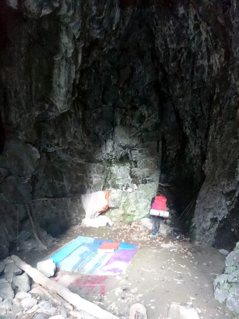 quasi al tramonto l'interno dell'Arca, la mitica grotta-rifugio della Valgrande