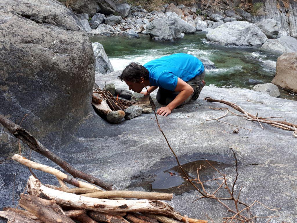 su un grosso masso proprio accanto al Rio Valgrande accendiamo il fuoco, con la legna trovata nei pressi del greto del fiume