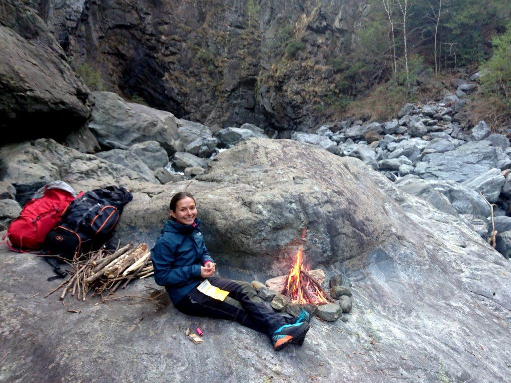 fuoco acceso! abbiamo ancora un paio di ore di luce per godercelo, anche se le temperature iniziano a scendere di qualche grado